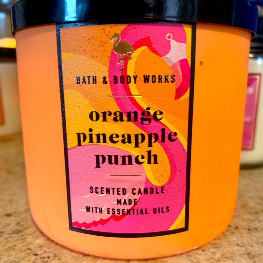Amazing smelling large Bath and Body Works candle.